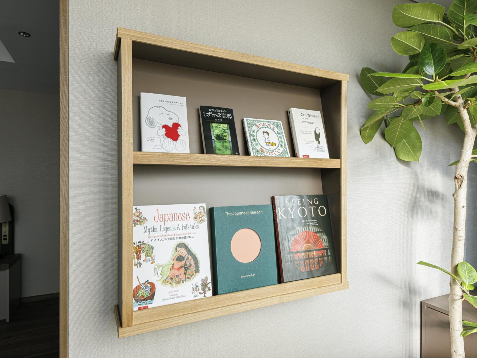 Good Nature Hotel Kyoto Room photo A wall-mounted bookshelf
